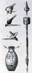 Waffen, Amulett und Harpune aus Manyema, aus Die Geschichte der Menschheit, Bd.III, von Prof. Friedrich Ratzel, 1898