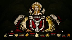 Fenster Ew mit Darstellung eines Engels mit einem Dreifaltigkeitsschild