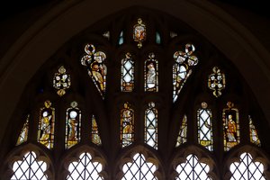 Fenster Ew, die Maßwerklichter mit Gott, der Dreifaltigkeit, St. Peter, St. Paul, St. Katharina und Gabriel: und ein Vogel von English School