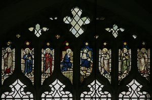 Fenster N5 mit Maßwerklichtern und einer Reihe von Heiligen, darunter Philippus, Bartholomäus, Matthias, Simon, Judas und Thomas, mit der Krönung der Jungfrau Maria im Zentrum von English School