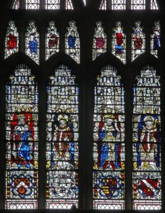 Fenster c17 mit Figuren und Schilden unten