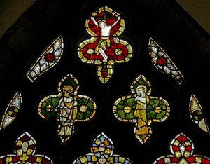 Fenster n3, die Kreuzigung mit Maria und Johannes darstellend