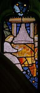 Fenster s1 mit musizierenden Engeln mit einer Orgel von English School