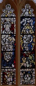 Fenster S2 mit St. Johannes dem Täufer; Frau, bekleidet mit der Sonne und dem Mond unter ihren Füßen, mit dem Knaben im Buch der Offenbarung