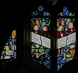 Fenster s2 mit dem singenden Engelschor; Engel - Weihrauch schwenkend von English School