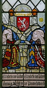 Fenster w1 zeigt Elizabeth Talbot, Herzogin von Norfolk und Elizabeth Tilney, Gräfin von Surrey mit dem Wappen der Familie Mowbray darüber