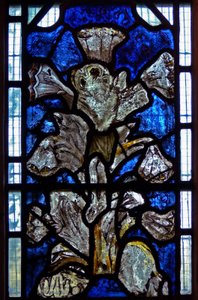 Fenster w9, Darstellung der Lilienkreuzigung: eine Verschmelzung der Lilie (Symbol der Verkündigung) mit der Kreuzigung von English School