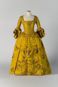 Gelbe brokatierte offene Robe und Unterrock, ca. 1750