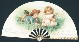 Junges Mädchen und Junge spielen im Gras, Neujahrskarte