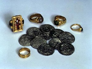 Ringe aus dem Thame-Hort und zehn Silbergroats, gefunden im Fluss Thame, Enddatum 1457 von English School English School