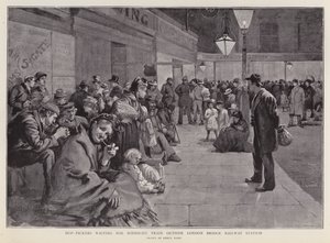 Hopfenpflücker warten vor dem London Bridge Bahnhof auf den Mitternachtszug nach Kent von Enoch Ward