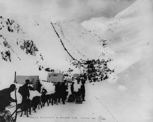 Waagen und Gipfel des Chilkoot-Passes, aus 