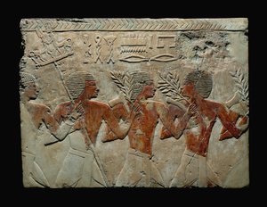 Eine Gruppe von Soldaten mit Standarten, Palmzweigen, Bumerangs und Äxten von Erich Lessing