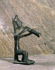 Flötenspieler. Bronzefigur aus Byblos, Libanon von Erich Lessing
