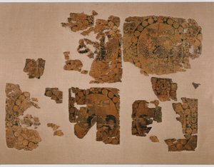 Fragment eines Textilrandes für die Ärmel oder den Kragen eines Reitermantels von Erich Lessing