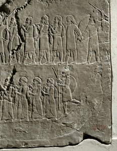 König Ashurbanipals Feldzug gegen Elam, Soldaten führen Gefangene entlang des Flusses Tigris von Erich Lessing