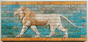 Löwe nach links. Babylon, Mesopotamien, Zeit Nebukadnezars II. Glasiertes Terrakotta-Relief von Erich Lessing