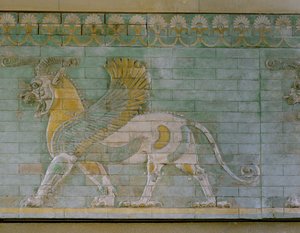 Geflügelter Stier, farbig glasierte Fliesen, aus dem Palast in Susa, Iran von Erich Lessing