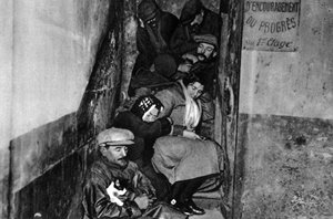 Eine Treppe in einem Nachtasyl, Paris, 1931 von Ernest Flammarion