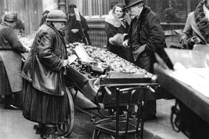 Ein typischer Obstverkäufer, Paris, 1931