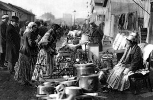Ein Blick auf den Flohmarkt am Eingang von St. Ouen, Paris, 1931 von Ernest Flammarion