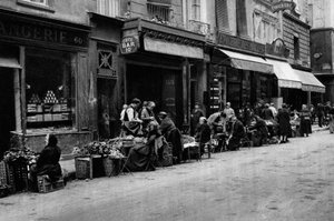 Gemüseverkäufer im Viertel des Zentralmarktes, Paris, 1931 von Ernest Flammarion