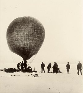 Ansicht des Kuhdarm-Ballons, der auf dem Eis mit Wasserstoff gefüllt wird. Aus dem Album von Sir Ernest Henry Shackleton mit dem Titel National Antarctic Expedition (1901-1903) von Ernest Henry Shackleton