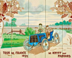 De Knyff fährt ein Panhard-Auto bei der Tour de France 1899: Keramikfliesen hergestellt von Gilardoni Fils et Cie aus Paris, nach einer Zeichnung von Ernest Montaut (1878-1909) von Ernest Montaut