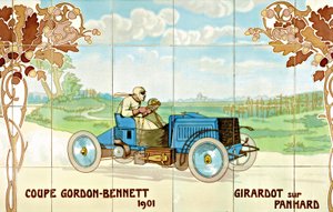 Girardot fährt ein Panhard-Auto beim Gordon Bennet Cup 1901: Keramikfliesen hergestellt von Gilardoni Fils et Cie aus Paris, nach einer Zeichnung von Ernest Montaut (1878-1909) von Ernest Montaut