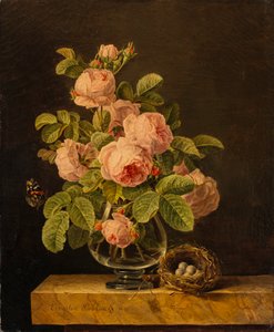 Eine Vase mit Rosen, einem Schmetterling und einem Nest auf einem Sims