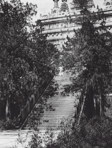 Peking, Si shan, Pi yun sze, Chihli, Westliche Hügel bei Peking, Treppenaufgang zur Marmorpagode von Ernst Boerschmann