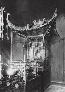 Pu to shan, Fa yu sze, Chekiang, Kloster des Regenrechts auf Pu to Insel, Altar der Perlengöttin von Ernst Boerschmann