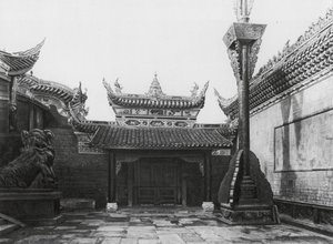 Tzeliutsing, Shansi hui kuan, Szechuan, Innenhof mit Seiteneingang und Fahnenmast im Shansi Club
