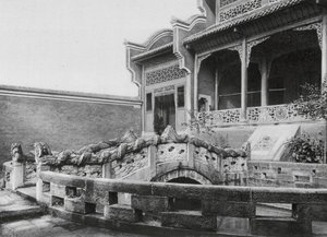 Wanhien, Wen miao, Szechuan, Vorhof mit Teich und Drachenbrücke im Konfuziustempel in Wanhien von Ernst Boerschmann