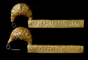 Etruskische Kunst: Fibeln (Nadeln) aus Gold. 630 v. Chr. Aus dem Grab des Licteur (Littore) in Vetulonia (oder Vetulonium). Dim. 21 cm Florenz, Archäologisches Museum