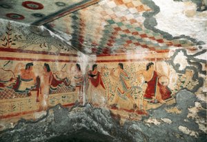 Etruskische Kunst: Blick auf das Innere des Grabes der Leoparden, dekoriert mit Fresken, die eine Bankettszene mit Tänzern darstellen. 470 v. Chr. Nekropole von Monterozzi, Tarquinia, Italien