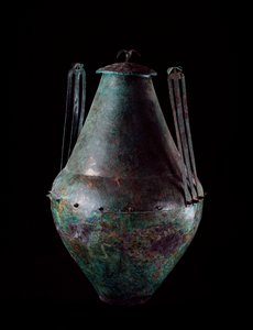 Etruskische Zivilisation: Bikonische Bronzevase mit Doppelhenkel und Deckel aus dem Grab des Bronzekarrens in Vulci, 680-670 v. Chr. von Etruscan