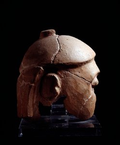 Etruskische Zivilisation: Terrakotta-Kopf mit Helm der Antenanti-Gruppe aus Murlo, Poggio Civitate, Italien - 580-570 v. Chr. von Etruscan