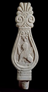 Etruskische Zivilisation: Grabstele aus Sandstein, dekoriert mit der Silhouette eines geflügelten Löwen aus Londa in Italien. 550-500 v. Chr. Florenz, Archäologisches Museum
