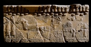 Terrakottafries mit einem Kortege dekoriert. 6. Jahrhundert v. Chr. Aus dem 2. Palast von Murlo. Dim. 24x39 cm Murlo, Antiquarium Comunale von Etruscan