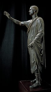 Römisch-etruskische Kunst: Bronzestatue von Aulo Metello, genannt der Redner - 80 v. Chr., aus Pila bei Perugia, Höhe 179 cm - Florenz, Museo Archeologico - Porträt von Aule Metele (Aulus Metellus), auch bekannt als Der Redner - Römisch-etruskische Bronze von Etruscan