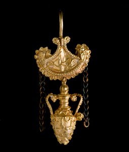 Etruskische Kunst: Goldohrring. 3. Jahrhundert v. Chr. Aus Cerveteri. Dim. 3,4 cm Rom, Museo di Villa Giulia von Etruscan Etruscan