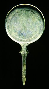 Spiegel mit eingravierter Dekoration von Etruscan Etruscan