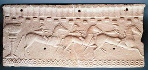 Plakette mit Relief von Reitern