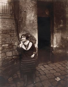 La Villette. Rue Asselin, Prostituierte wartet vor ihrer Tür