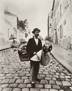 Lampenschirmhändler von Eugène Atget