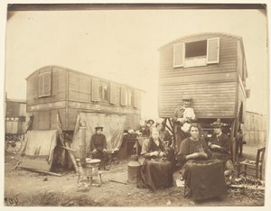 [Roma-Leute, die außerhalb ihrer Wagen sitzen] von Eugène Atget
