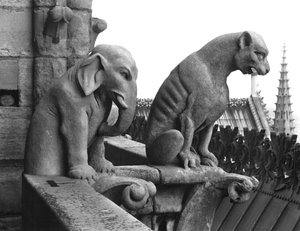 Elefanten- und Löwenwasserspeier von der Balustrade der Grande Galerie der Westfassade, Replik eines Originals aus dem 12. Jahrhundert (Stein) von Eugene Emmanuel Viollet le Duc