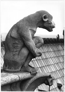 Affe-Wasserspeier, von der Balustrade der Grande Galerie der Westfassade, Replik eines Originals aus dem 12. Jahrhundert von Eugene Emmanuel Viollet le Duc