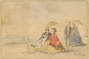 Ein Paar sitzt und ein Paar geht am Strand spazieren